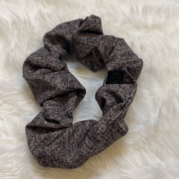 𝚕𝚞𝚕𝚞𝚕𝚎𝚖𝚘n 𝚜𝚌𝚛𝚞𝚗𝚌𝚑𝚒𝚎𝚜 (𝚜𝚎𝚝 𝚘𝚏 𝟹) - Picture 4 of 7